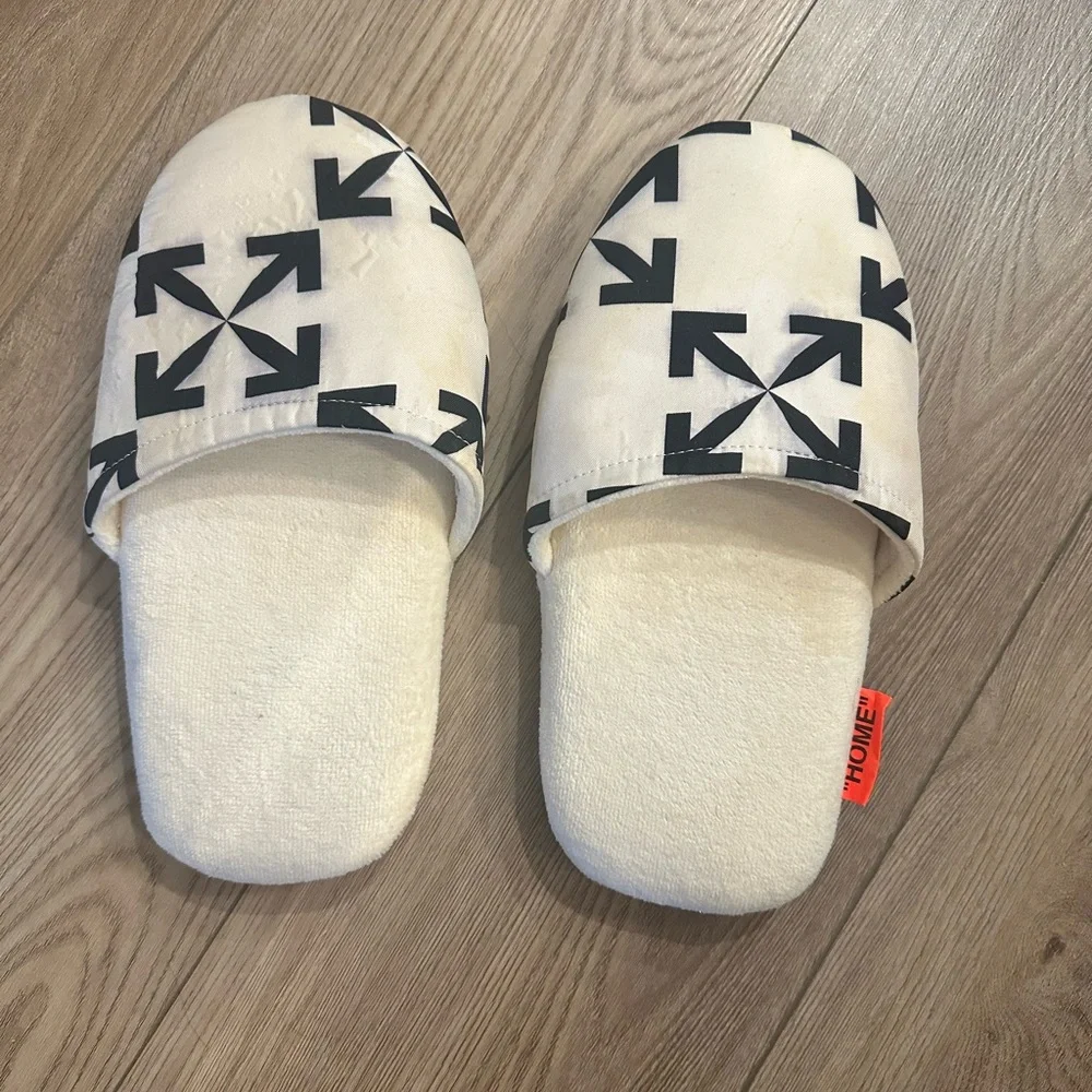 OFF WHITE/ Size M Arrow Pattern Slippers - Picture 2 of 8